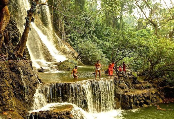 Diving with monks - Laos