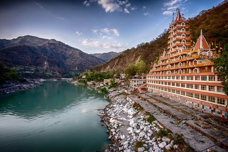 Praticare e studiare yoga in un ashram a Rishikesh, Uttarakhand, India