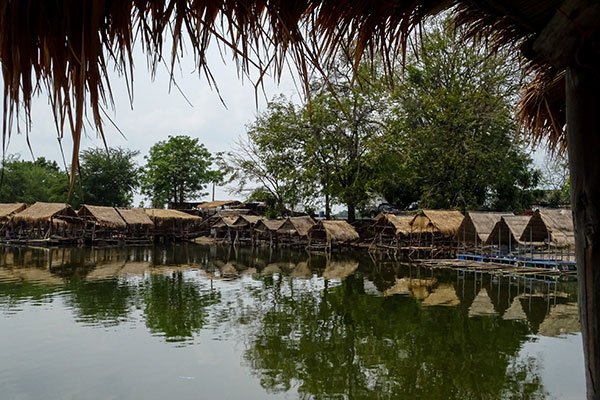 Dintorni Lopburi Thailandia Peacock Temple Lago Sublekreservoir