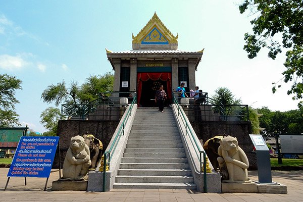 Phra Prang Sam Yod Tempio Scimmie Lopburi Thailandia