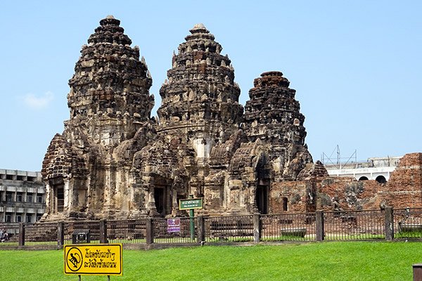 Phra Prang Sam Yod Tempio Scimmie Lopburi Thailandia