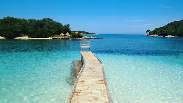 Les plus belles plages de la mer du sud de l'Albanie