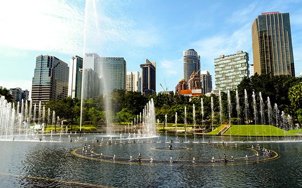 Visitez les tours Petronas Menara Kuala Lumpur Malaisie