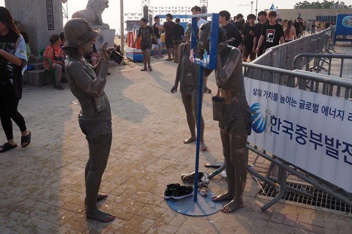 Boryeong Mud Festival Rotolarsi Fango Corea Sud