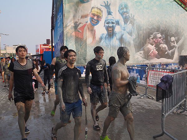 Boryeong Mud Festival Rotolarsi Fango Corea Sud