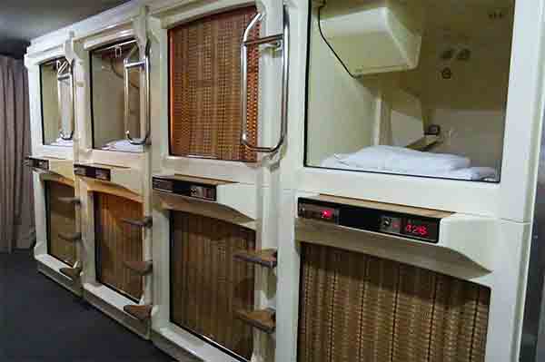 Pourquoi Sleeping Capsule Hotel Japan