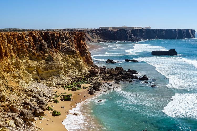 Portogallo - Cose da fare e cose da vedere in Algarve Portogallo / Lisbona, la capitale, � una delle citt� pi� belle e apprezzate d'europa avendo peraltro la fortuna di trovarsi in posizione favorevole, lungo la oporto � la seconda citt� del portogallo ed � nota per la produzione di un vino pregiato.